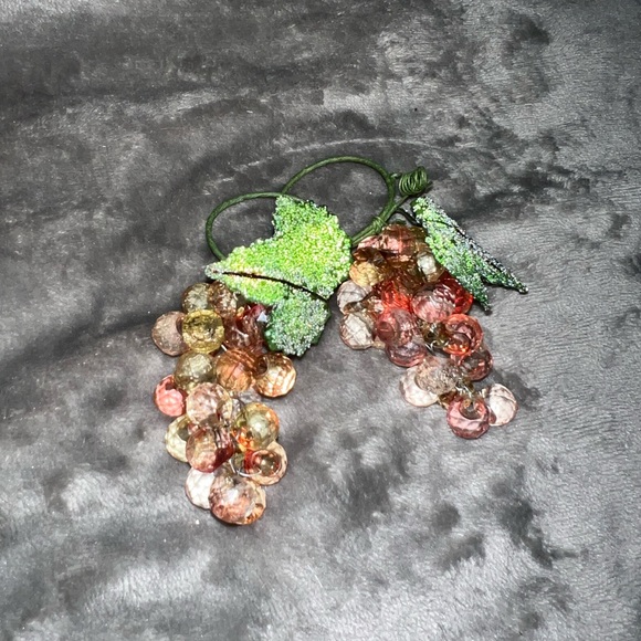 Vintage Acrylic Lucite Grapes Cluster Peach Faceted Napkin Rings Sugared Leaves - Picture 4 of 7
